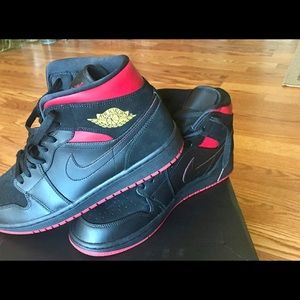 jordan retro 1 high og black and yellow